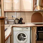 Bright & Spacious 2-bedroom Flat In By Flat Mаnаger Daire *